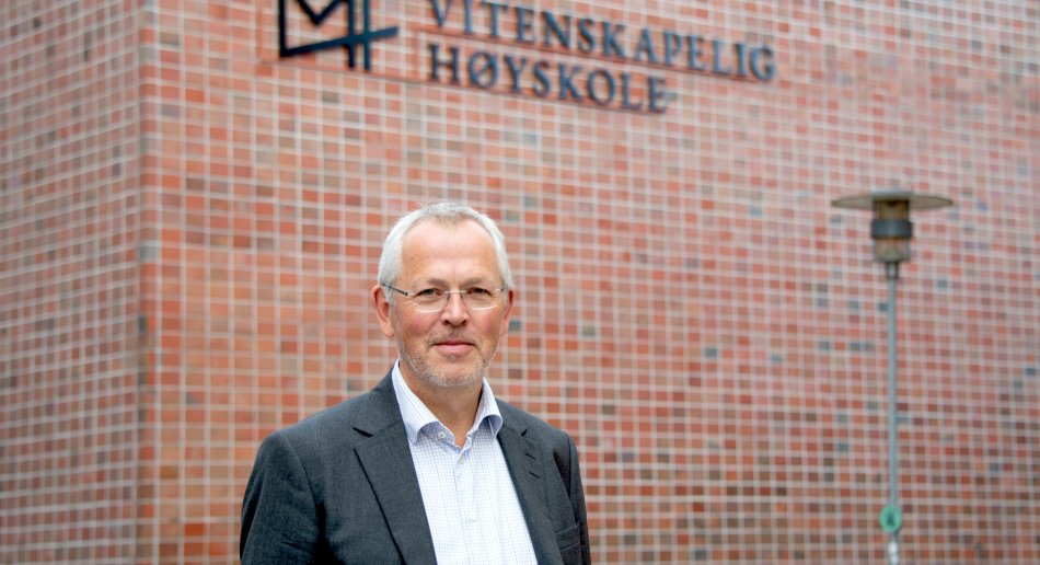 Mann foran MF-bygningen