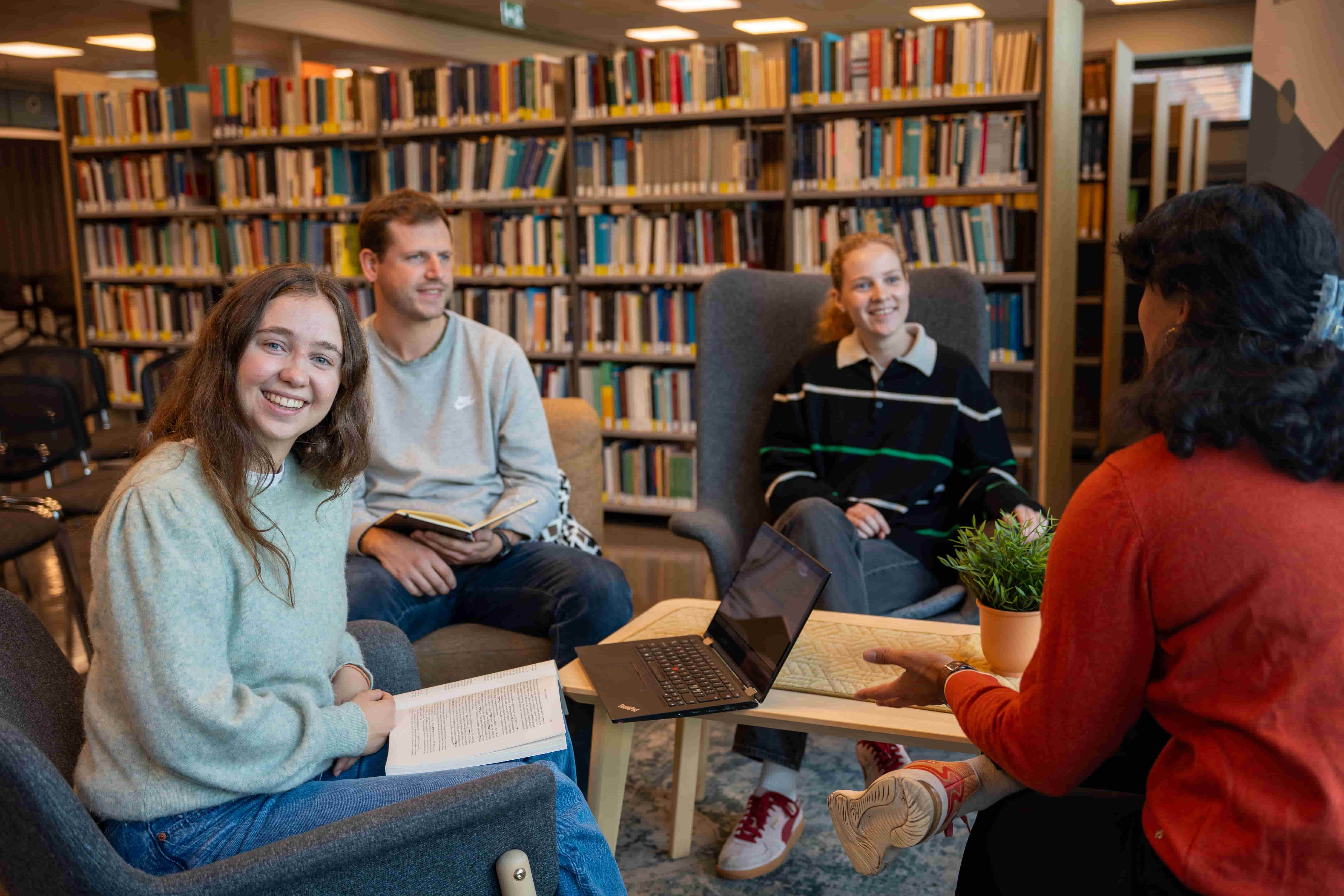 Student som leser i biblioteket på MF