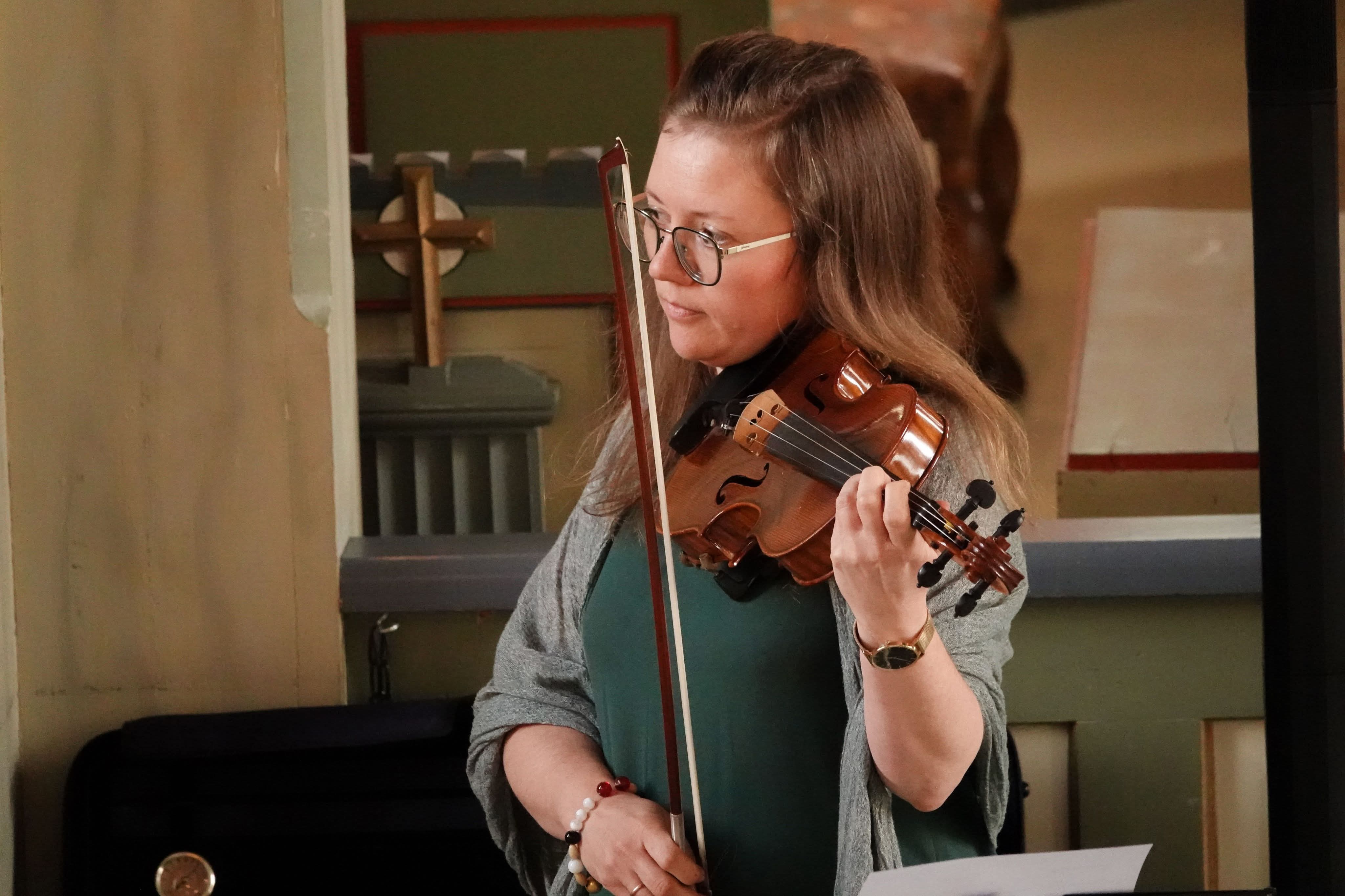 Margot-Helene Backer-Owe spiller fiolin