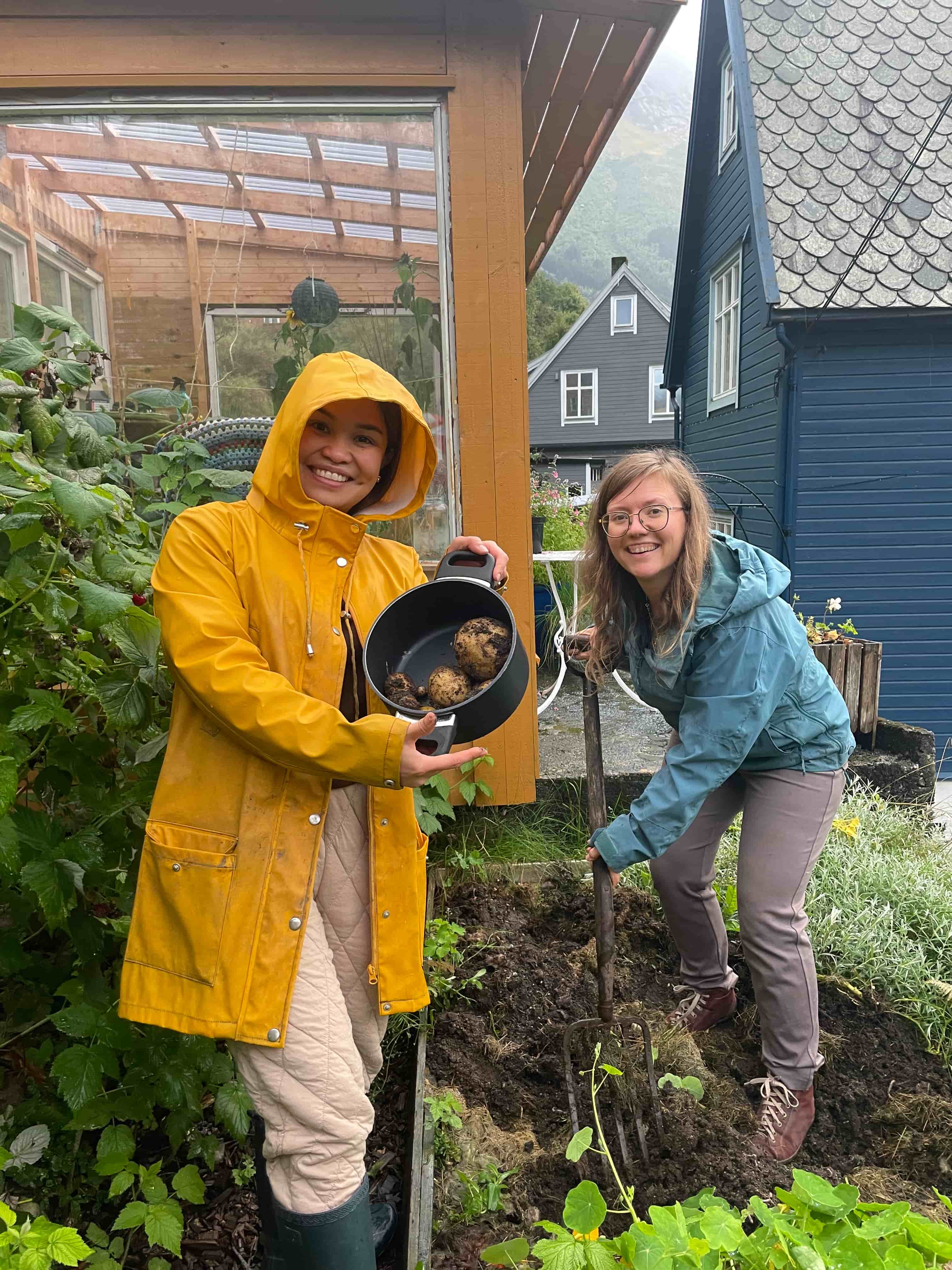 To jenter som dyrker ting i hagen