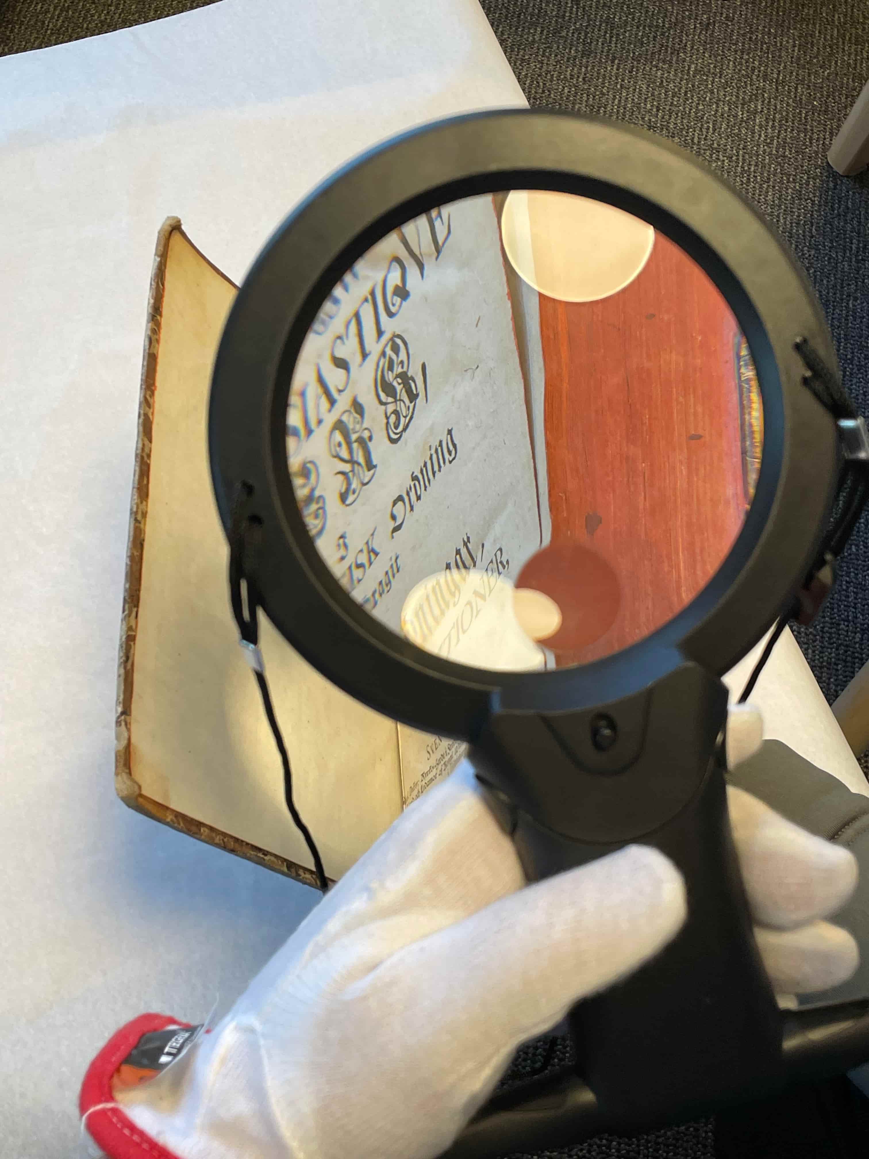 bok sees gjennom forstørrelsesglass