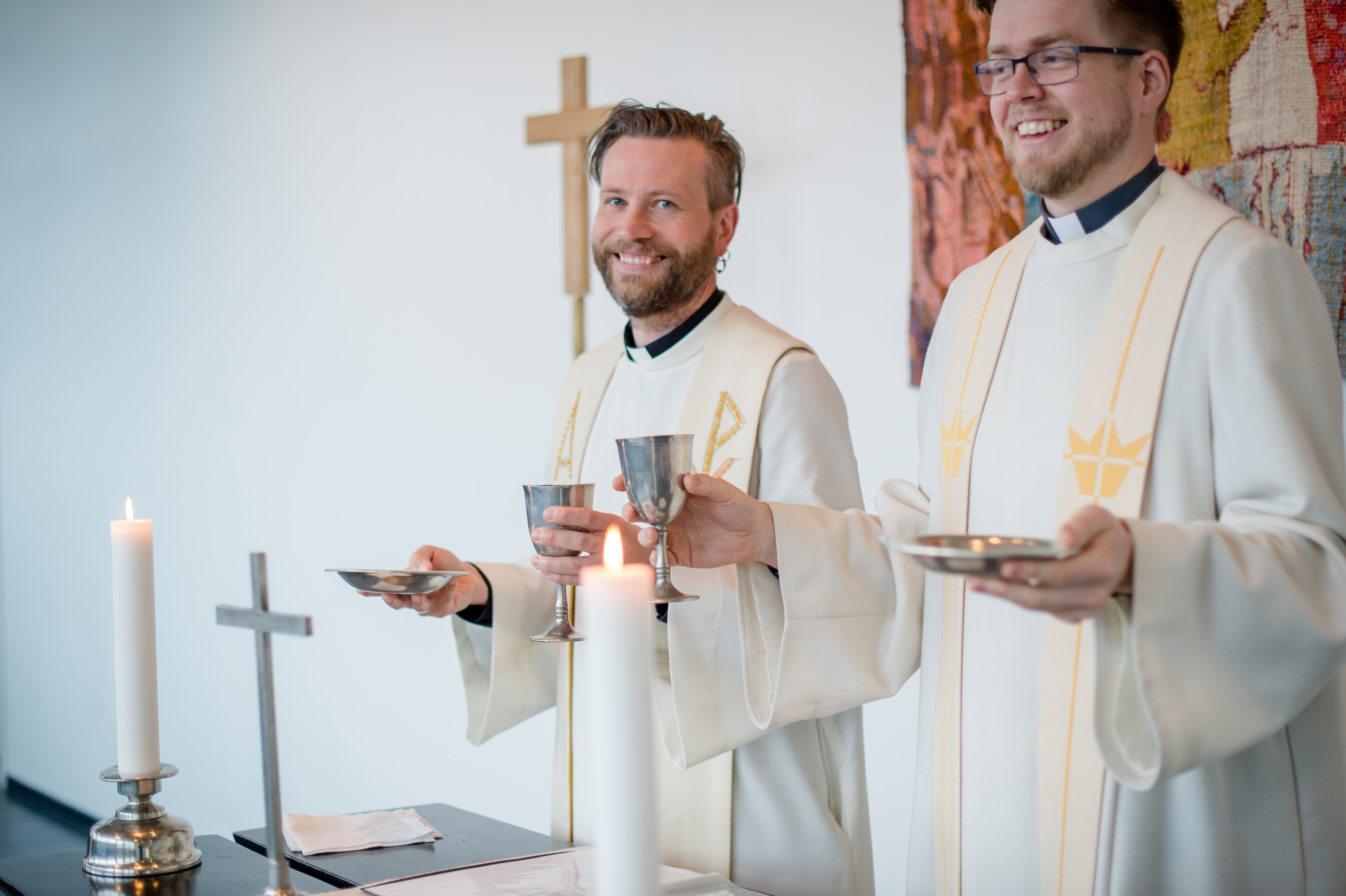 To mannlige prester klare for å gjennomføre nattverd.