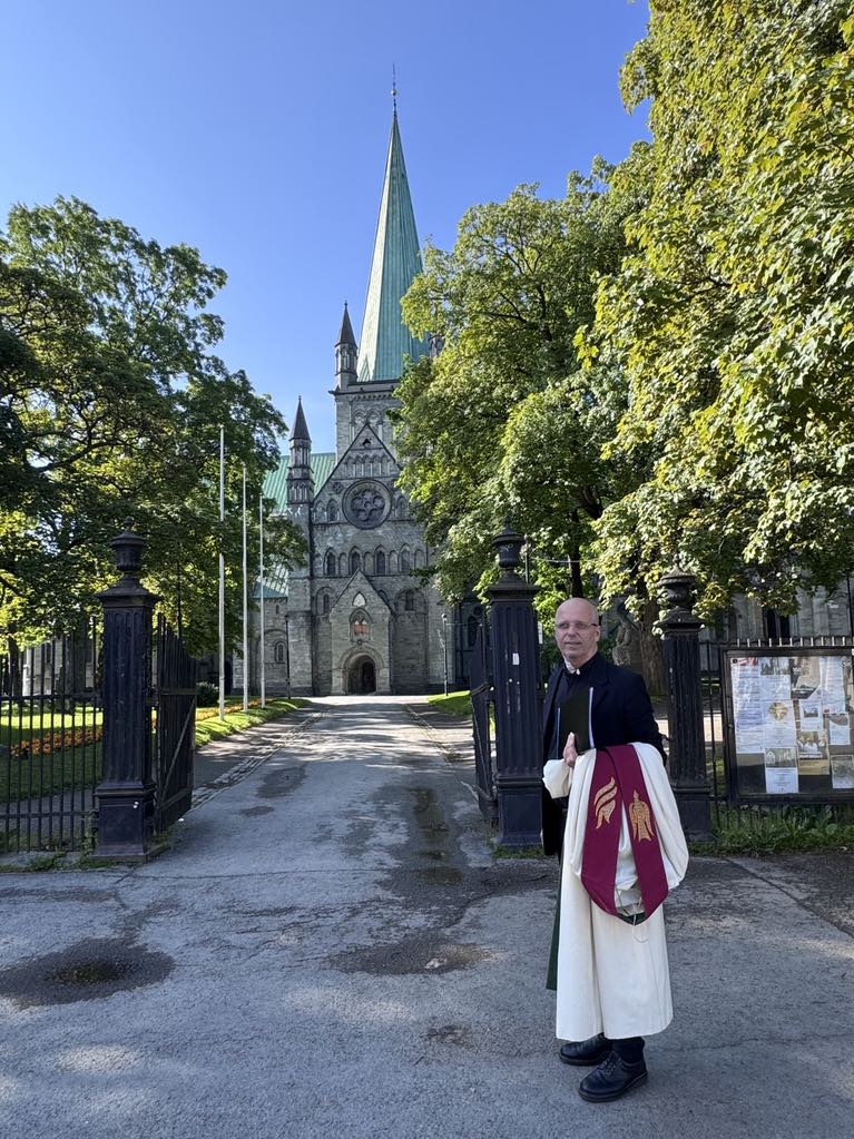 Lars Fjær utenfor Nidarosdomen