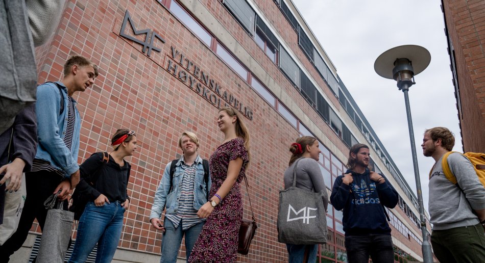 Studenter står utenfor MF