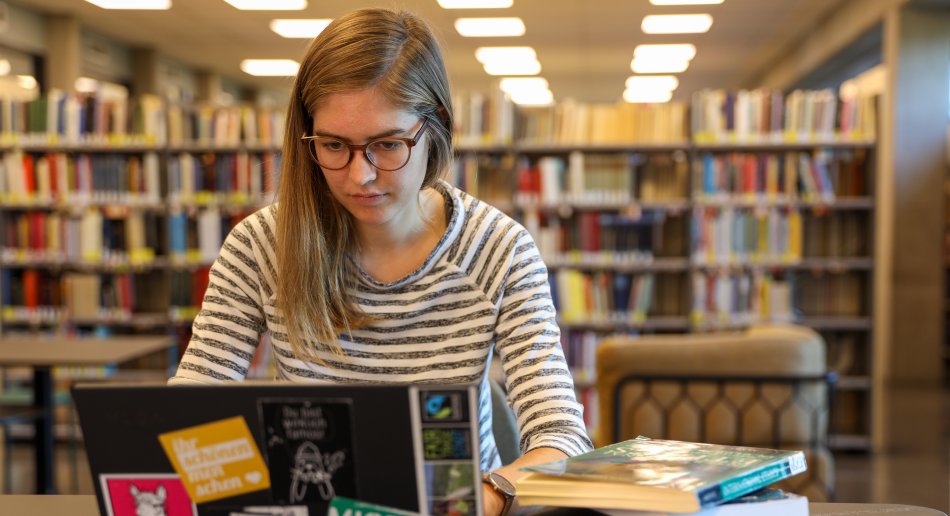 Jente på biblioteket