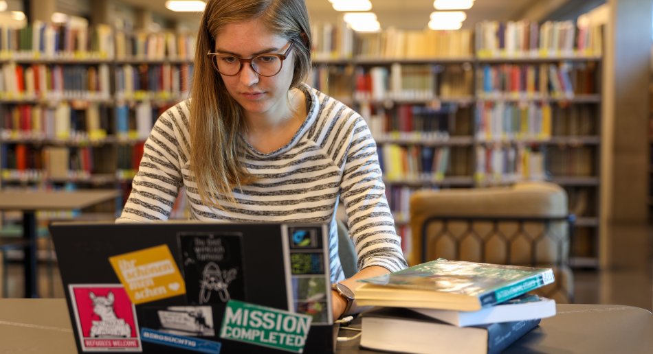 Jente på biblioteket