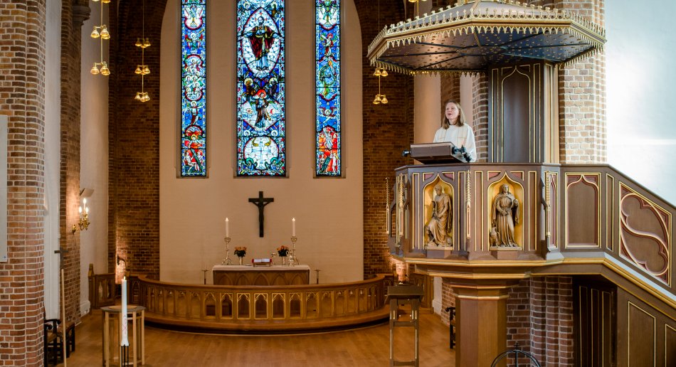 Prest på prekestol i kirke