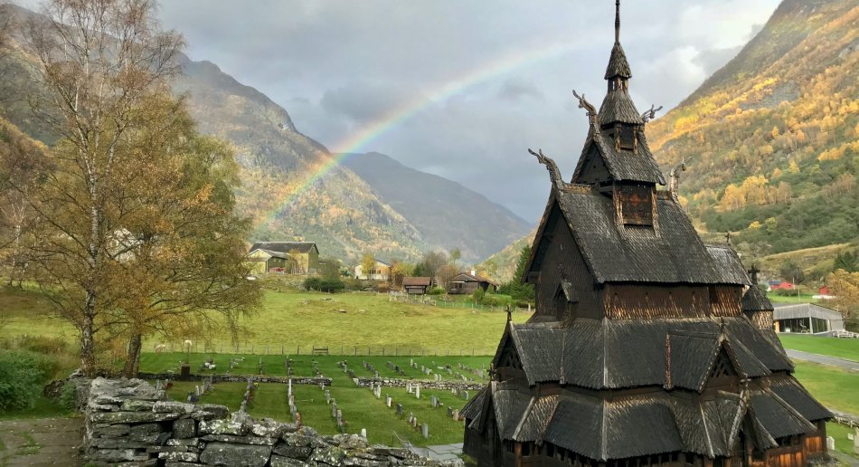 Stavkirke i dal med regnbue