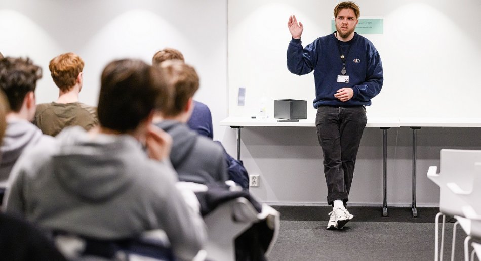 Anders Østby underviser på 22. juli-senteret