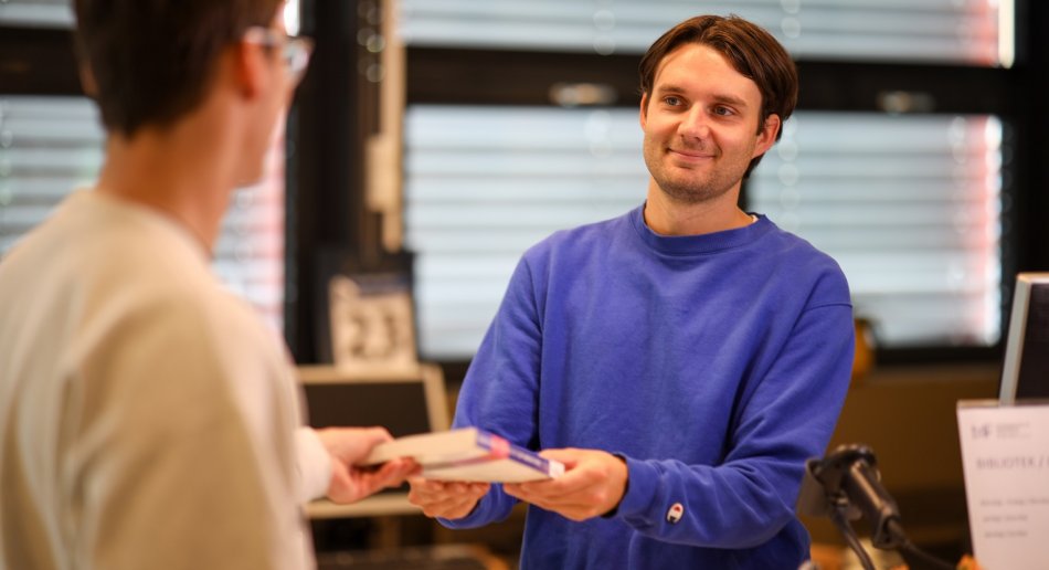 studenter på biblioteket