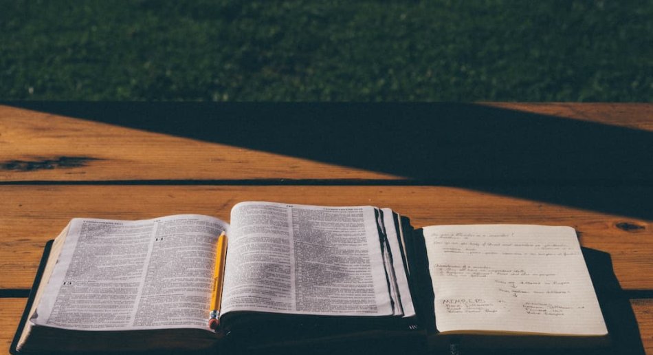 bibel og skrivebok på et skrivebord