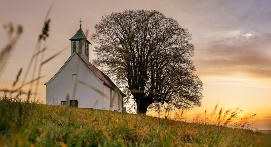 Kirke i solnedgang