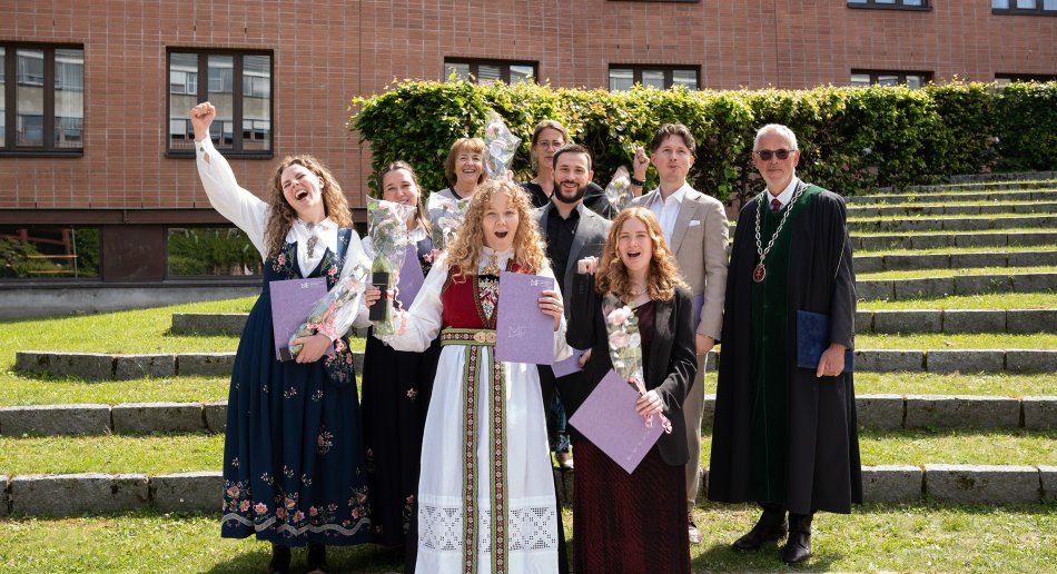 Studenter som feirer etter avgangsseremoni