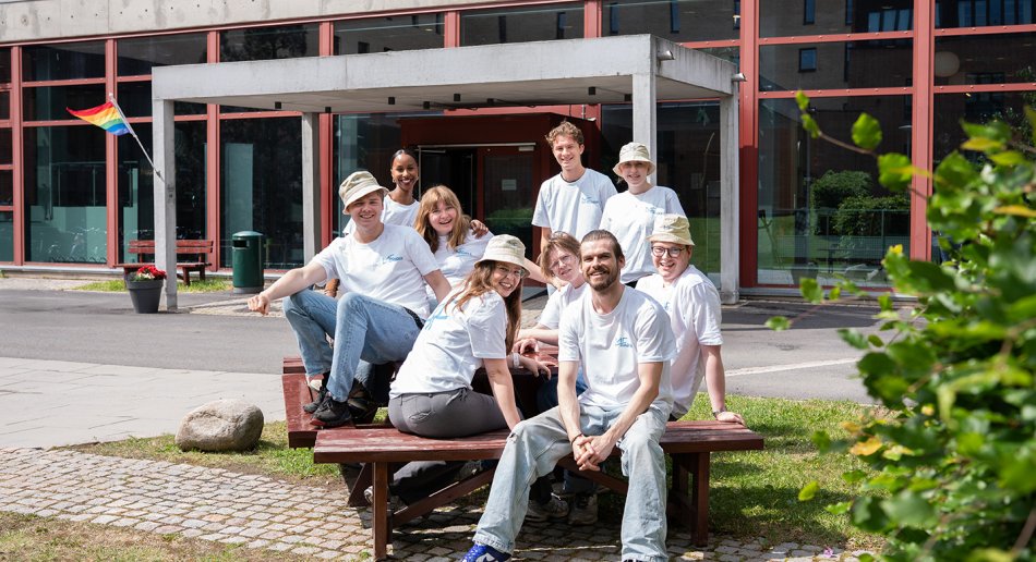 Gruppe med faddere på en benk utenfor MF