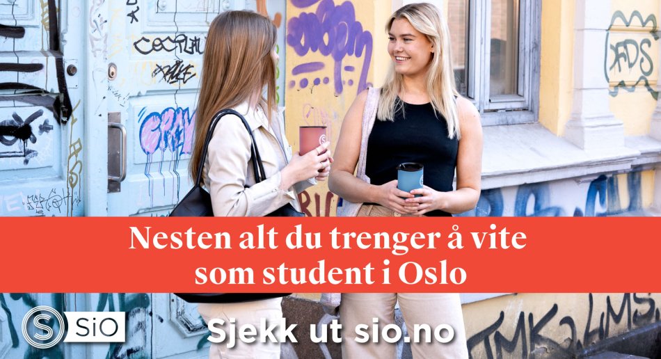 To jenter på gaten som drikker kaffe