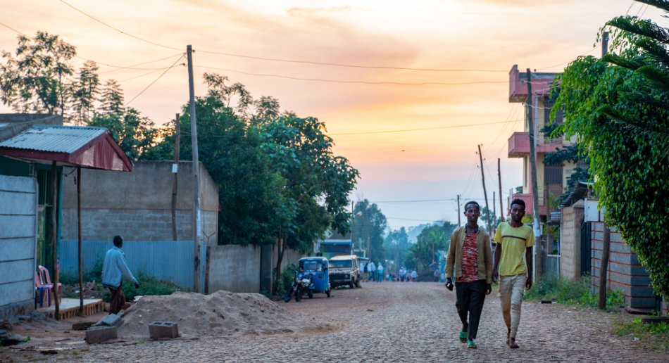 To menn går på gata i Addis Abeba