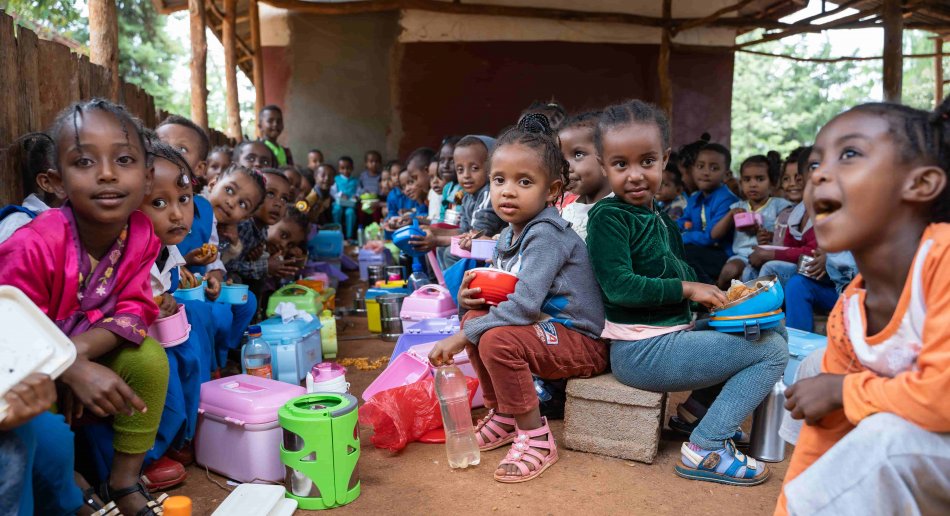 Barn spiser matpakke