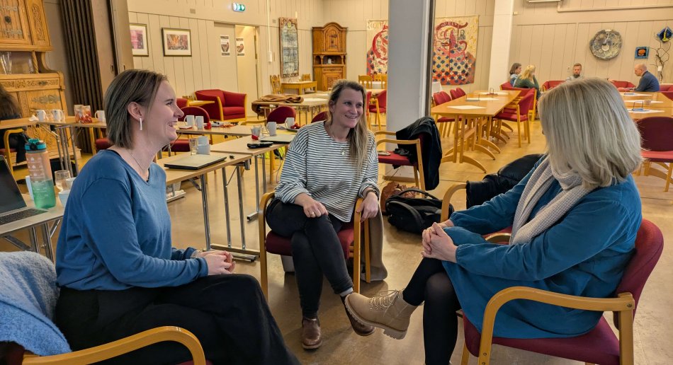 Tre personer i en gruppediskusjon