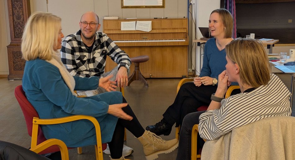 Fire personer i en gruppediskusjon