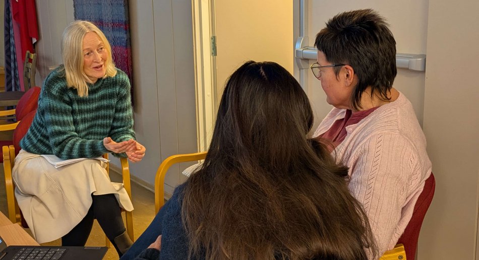 Tre personer i en gruppediskusjon