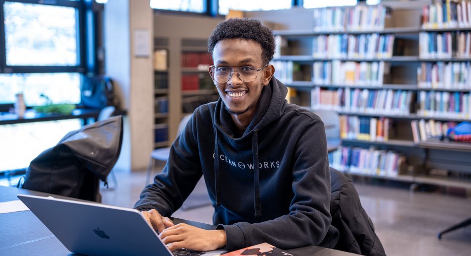 Mukhtar på biblioteket
