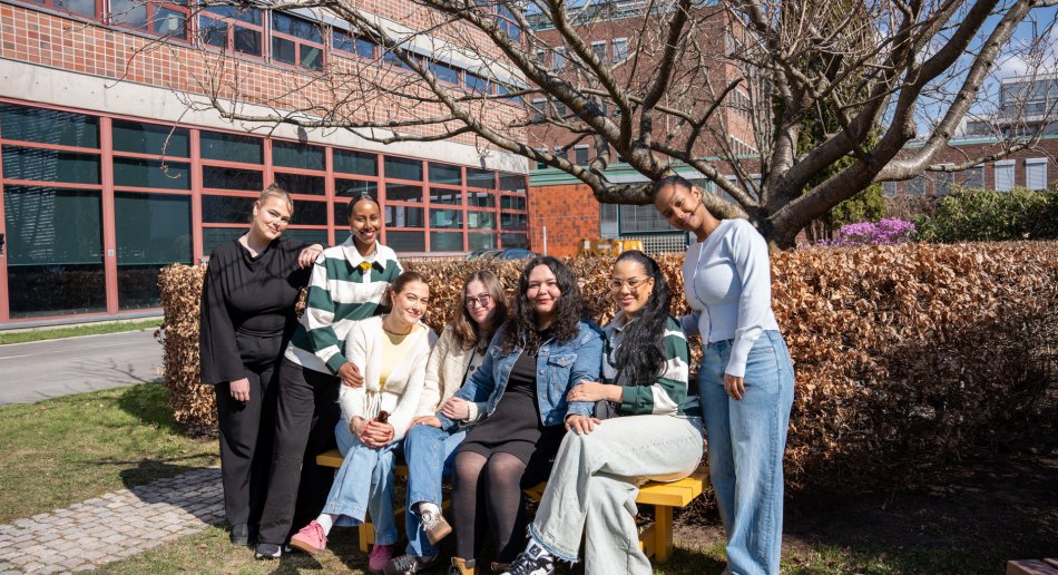 Studenter samlet ved markering og åpning av minnebenk for Tamima Nibras Juhar