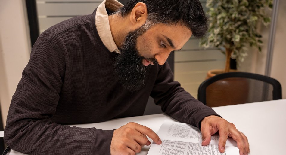 Zeshan Ullah Qureshi som viser frem en annotering i Koranen