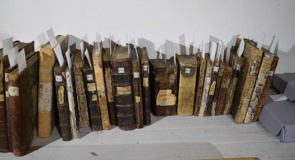 Gamle bøker på en hylle