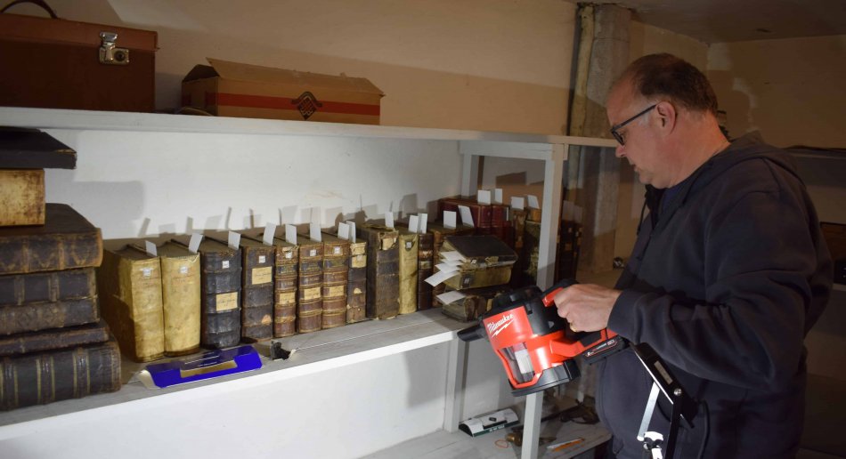 Otfried Czaika og en hylle med bøker