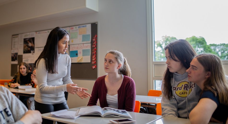 Lærer som interagerer med 3 studenter