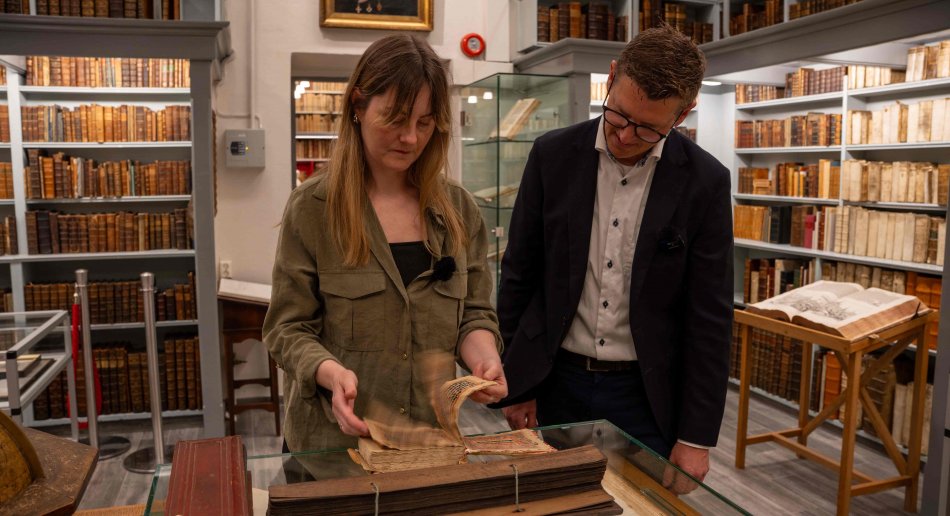 Silje Lyngar Einarsen og Matthew Monger i Oslo Katedralskoles bibliotek