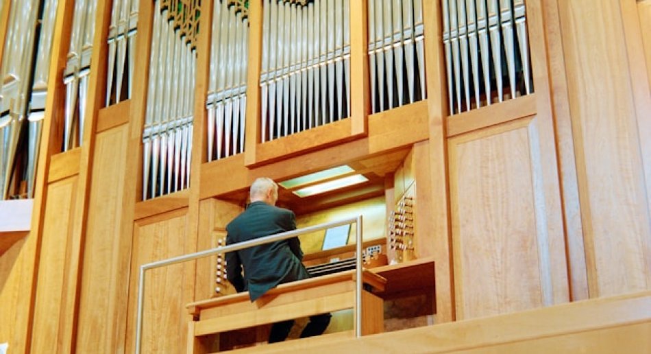 Mann som spiller på orgel
