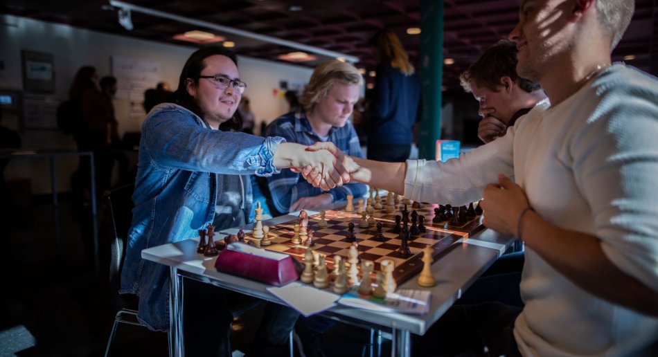 studenter spiller sjakk 