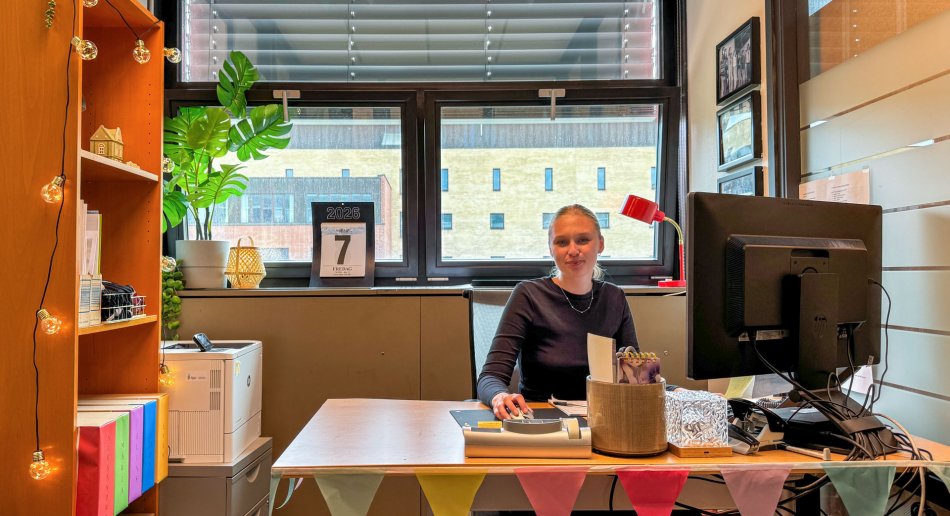 Kvinnelig student på jobb i Studentinfo