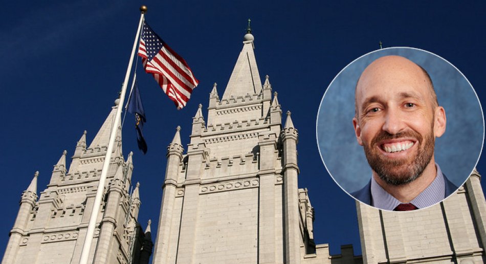 Salt Lake City temple med amerikansk flagg i forgrunnen.