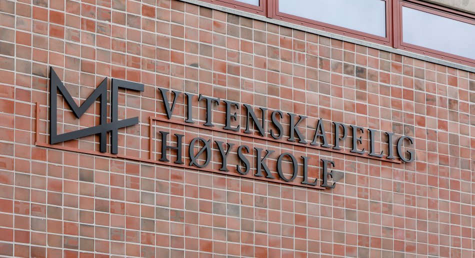 Logo MF vitenskapelig høyskole på fasade