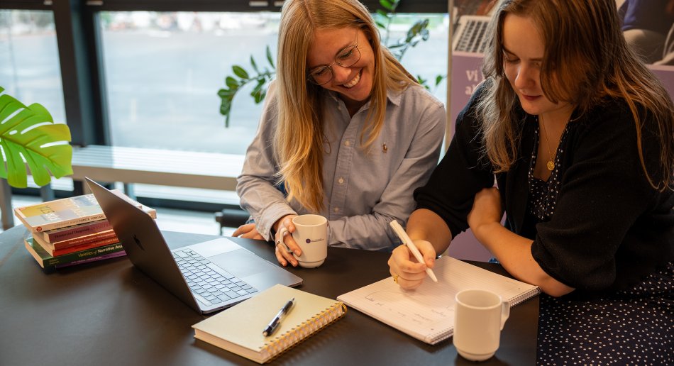 Studenter som jobber sammen med bærbare datamaskiner