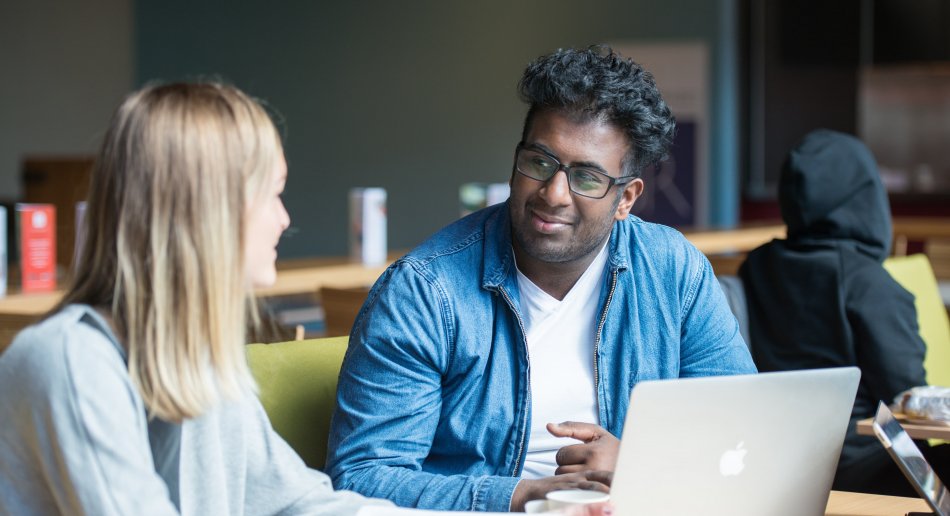 Studenter i samtale rundt et bord