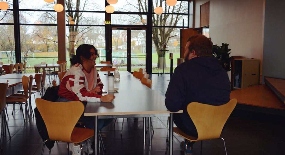 Martine Løkkeberg snakker med en medstudent på MF