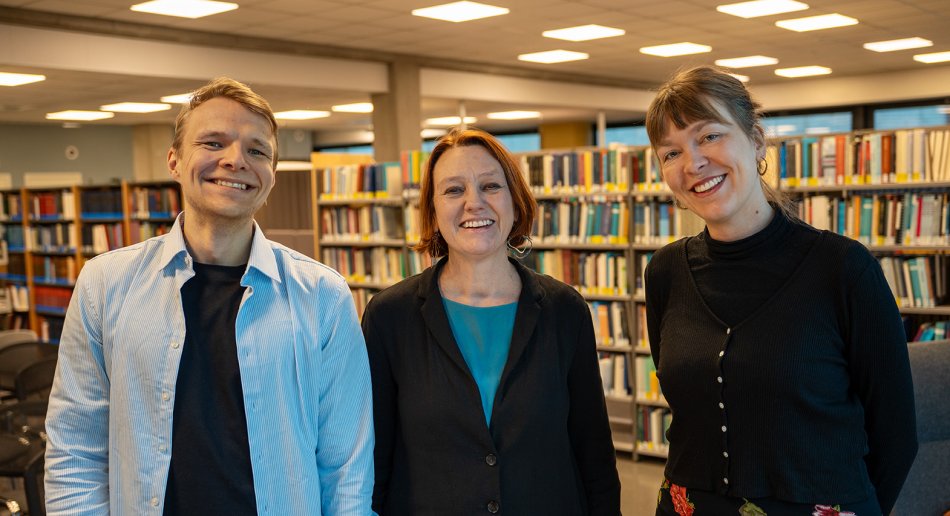 Stipendiat Sebastian Tjelle Jarmer, professor Trine Anker og stipendiat Christine Lillethun Norheim, avbildet i MFs bibliotek