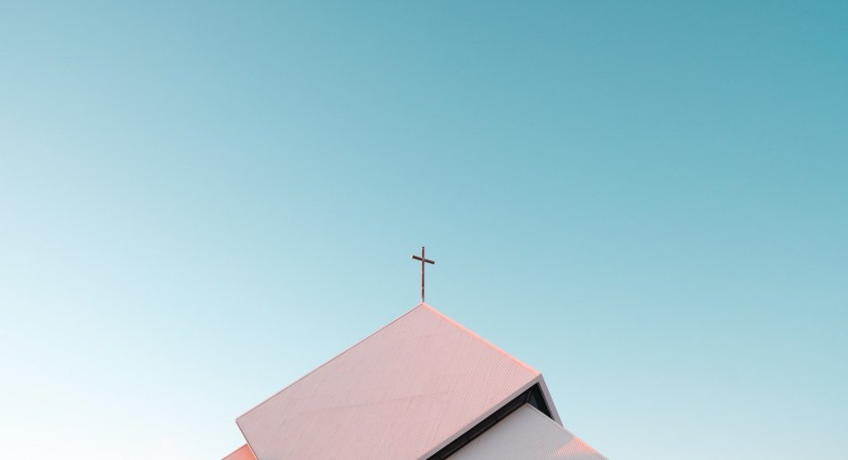 Kirkespir mot blå himmel