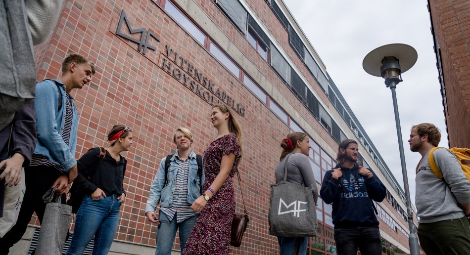 Studenter foran MF-bygget