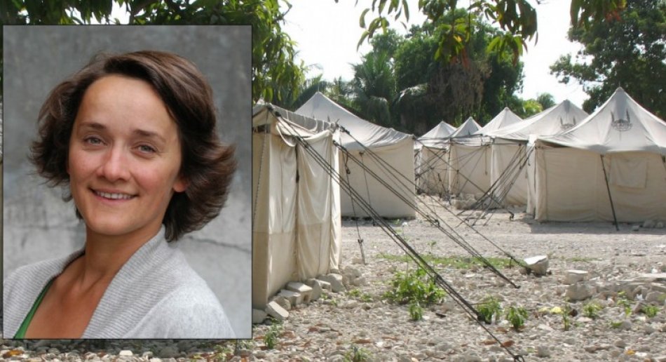 Gina Lende og en samling med hvite telt