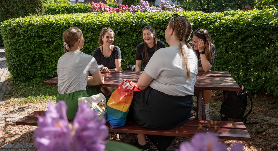 Studenter rundt et bord