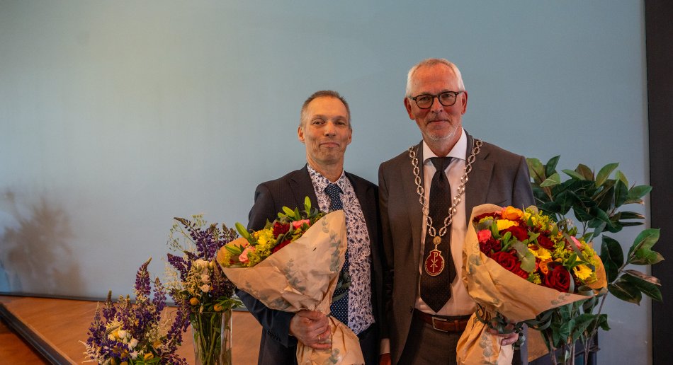 Sturla Stålsett og Vidar Haanes med blomstergaver