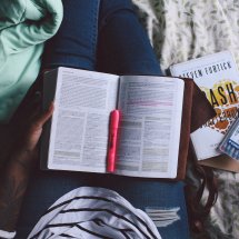 Student leser bok