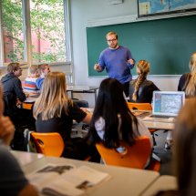 Lærer foran tavle i klasserom