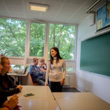 Lærer foran tavle i klasserom