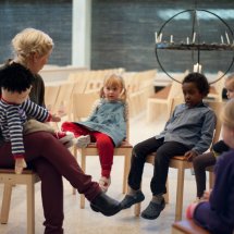 Bilde av barn som blir undervist om tro