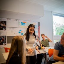 Lærerstudent i samtale med elever i klasserommet
